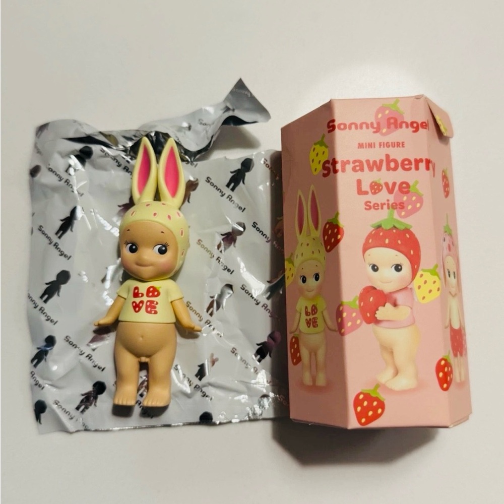 NEW OPENED BOX Sonny Angel Strawberry Love Series Figurine RABBIT